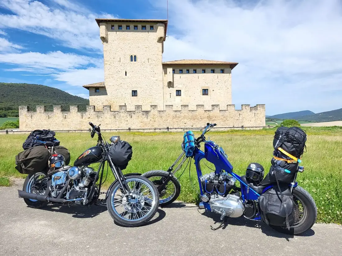 Blauwe chopper met bagage tijdens een toertocht in de bergen