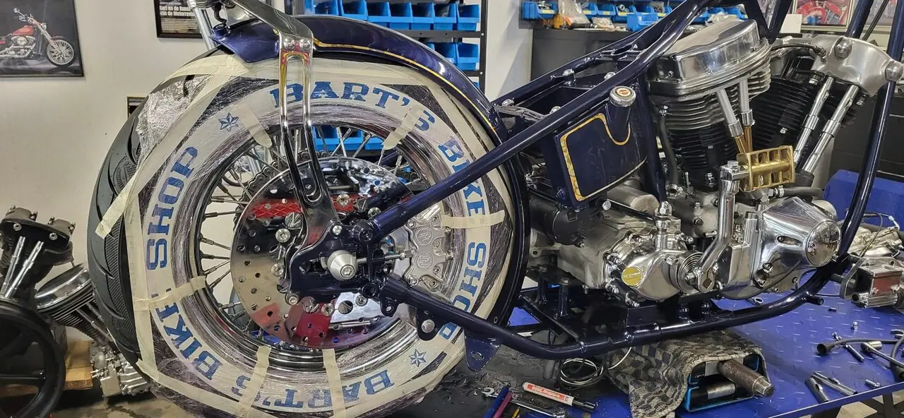 Afgebouwde blauwe chopper voor de werkplaats