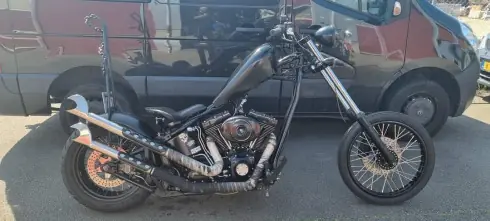 Chopper geparkeerd langs een landweg