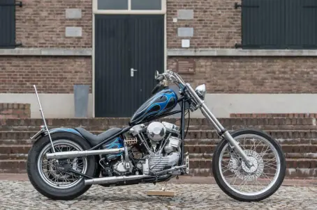 Chopper met oranje vlammen in het lakwerk