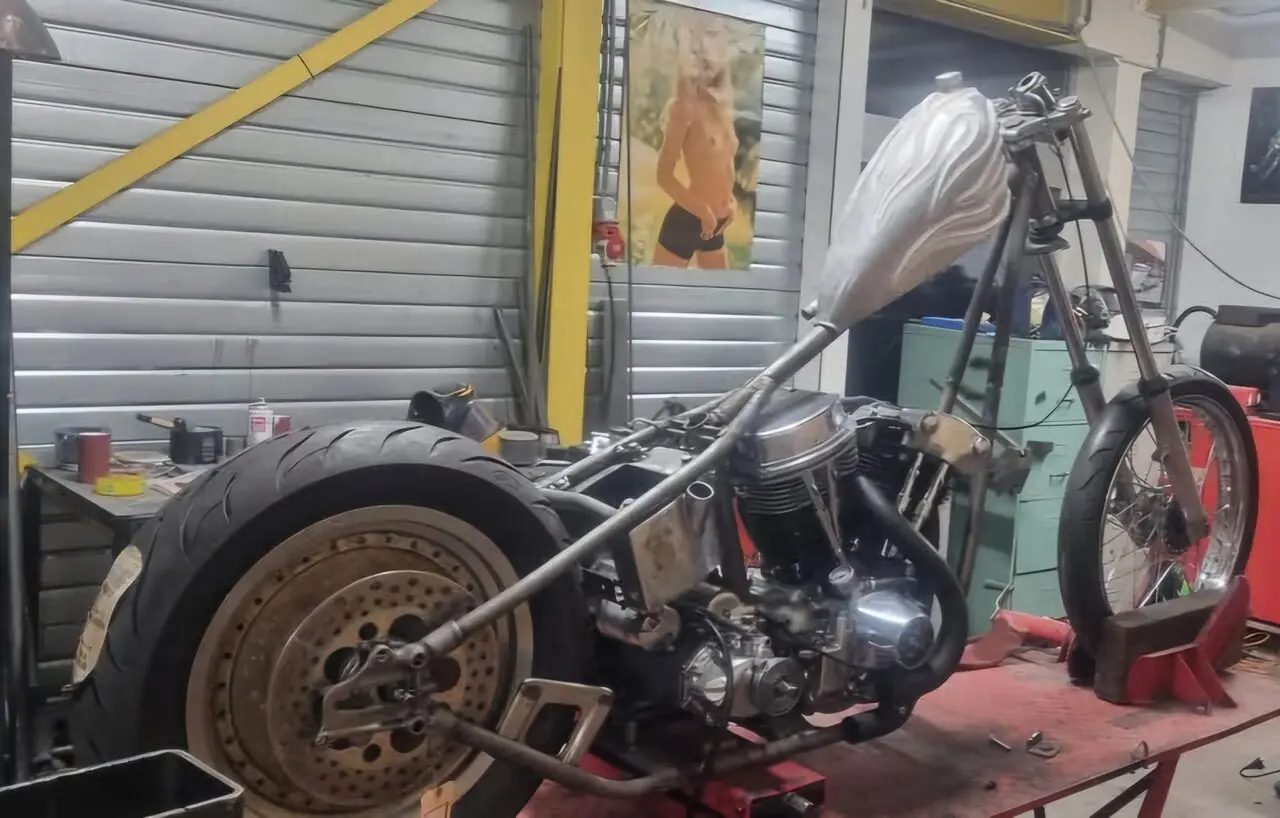 Custom chopper in zijaanzicht