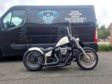 Zwarte custom softail voor de werkplaats