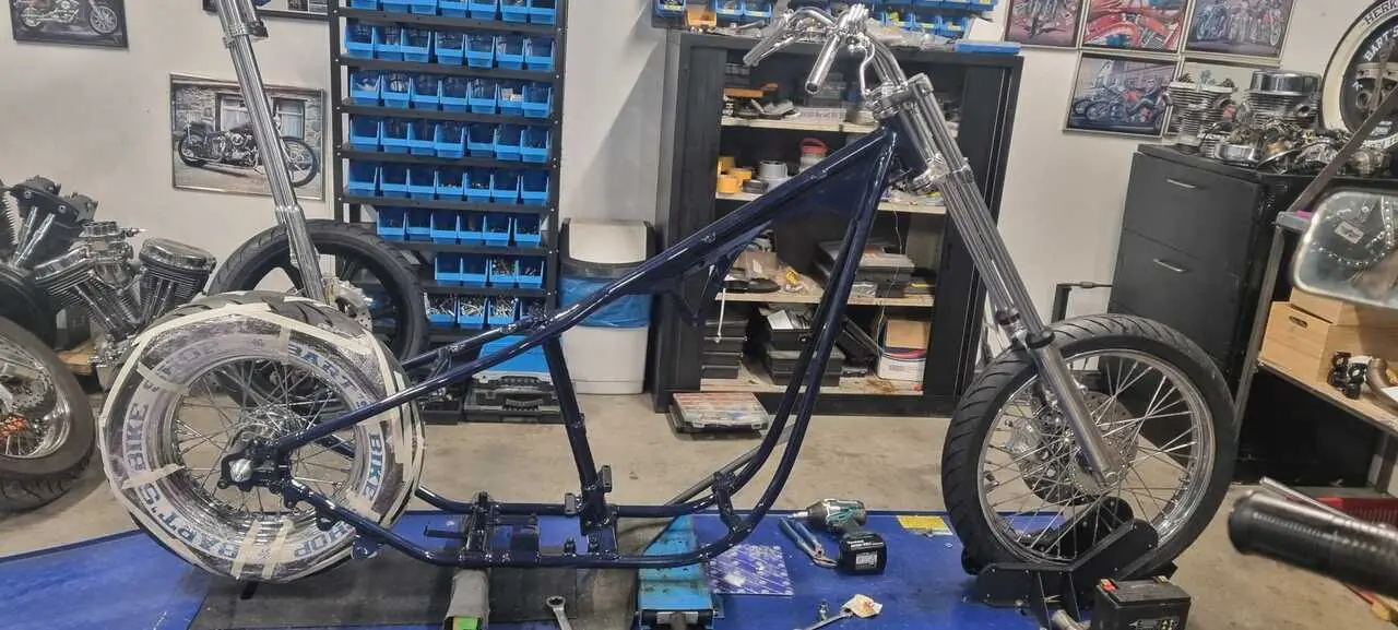 Kaal motorframe op de werkbank aan het begin van een custom bouw