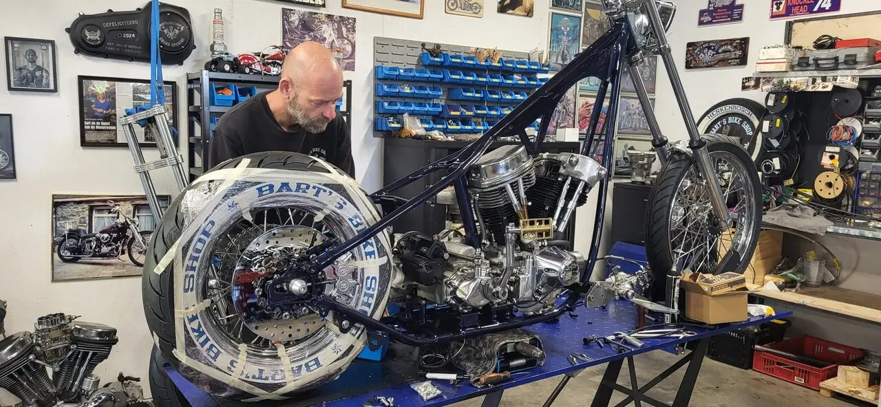Custom motor als rolling chassis in de werkplaats