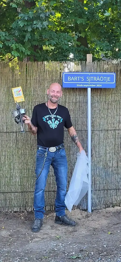 Bart bij het straatnaambord Bart’s Straotje