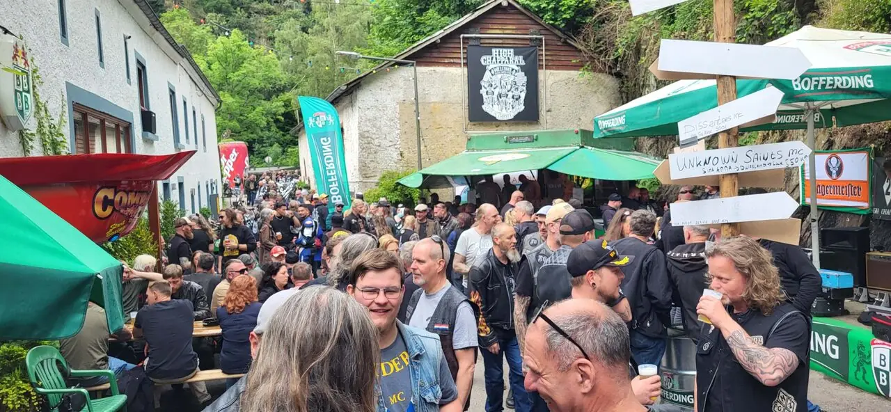 Bezoekers op een bikertreffen tussen de kramen