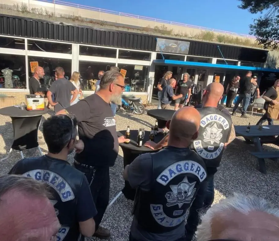 Leden van Daggers MC aan de picknicktafels voor de shop