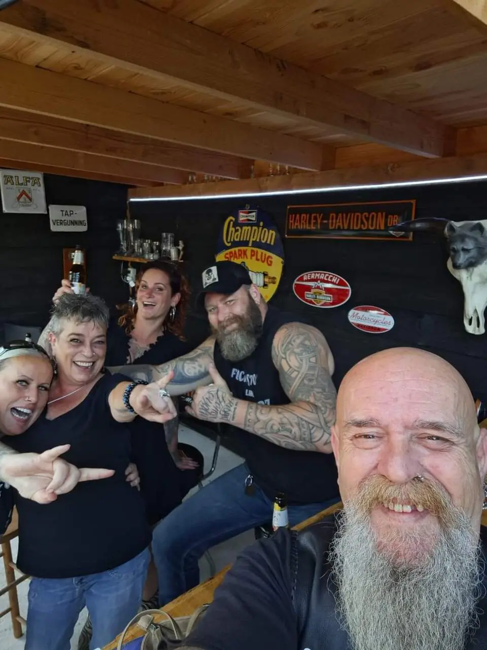 Groepsfoto van bezoekers in de shop