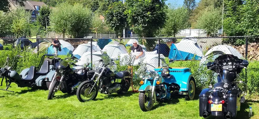 Tenten en motoren op het kampeerveld bij een treffen