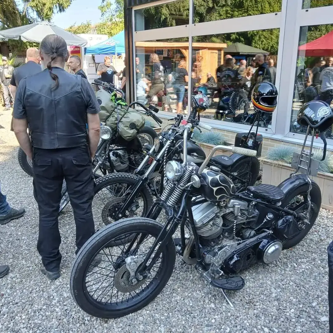 Motoren en bezoekers voor de werkplaats tijdens een open dag