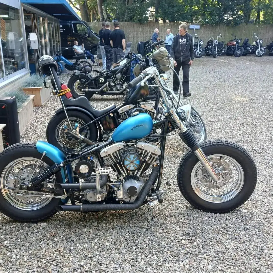 Turquoise bobber voor de shop tijdens een treffen