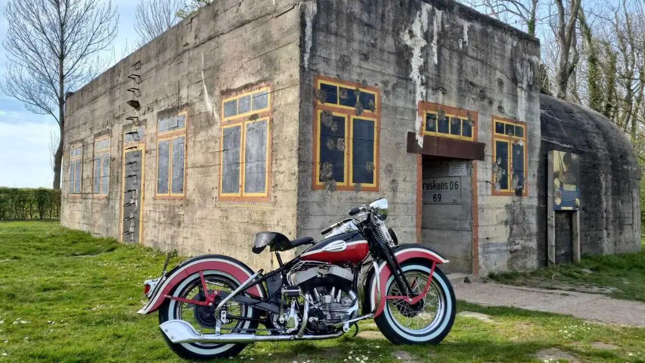 Gerestaureerde klassieke Harley-Davidson voor een oud bunkergebouw