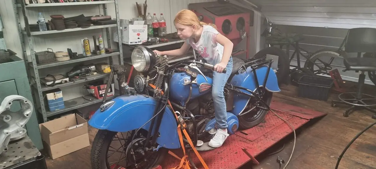 Klassieke motor op de brug in de werkplaats tijdens restauratiewerk