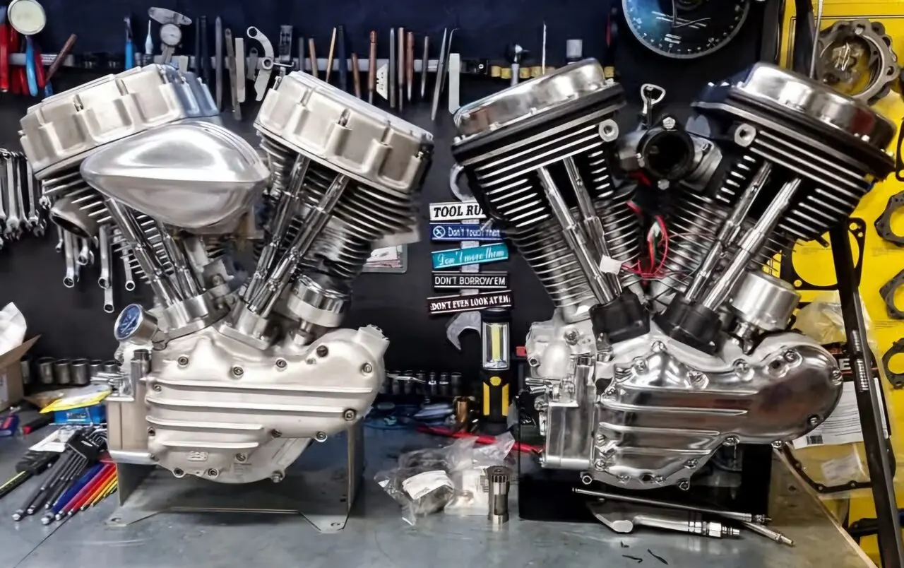 Motorblok in opbouw op de werkbank in de werkplaats van Bart’s Bike Shop