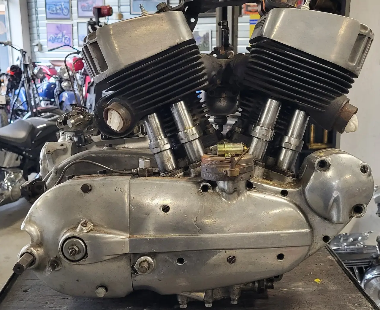 Klassiek motorblok op de werkbank voor demontage