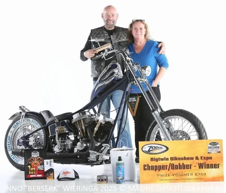 Prijsuitreiking op de Bigtwin Bikeshow en Expo met de winnende chopper