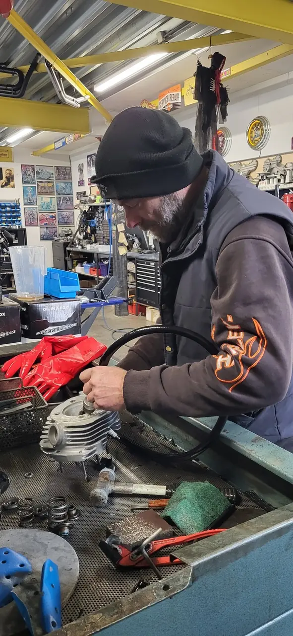 Bart Hendriks aan het werk aan een motorblok in zijn werkplaats