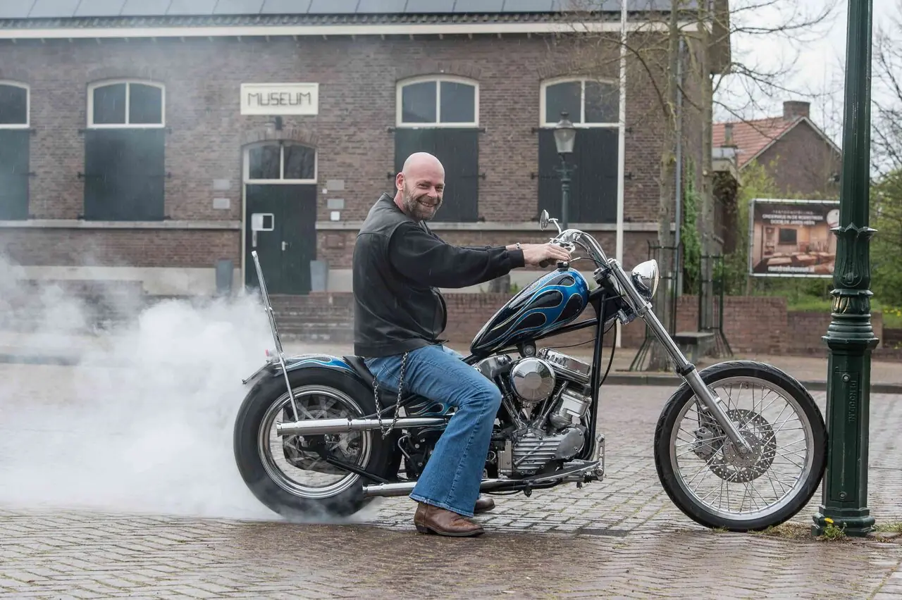 De bus van Bart’s Bike Shop met belettering en een motor ernaast