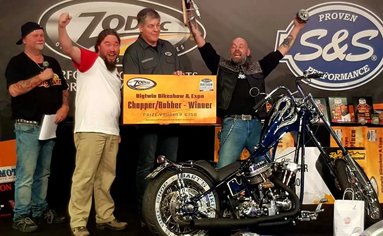Bart en Suus bij de prijswinnende chopper op de Bigtwin Bikeshow en Expo