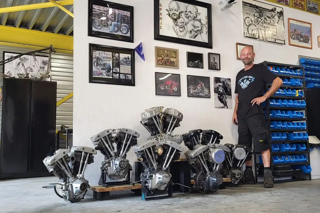 Bart Hendriks naast vijf gereviseerde Harley V-twin motorblokken in zijn werkplaats