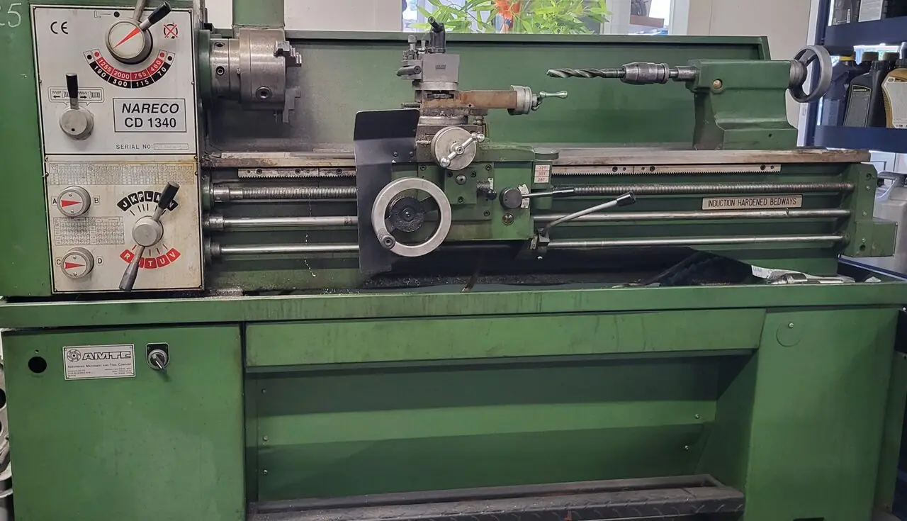 Nareco CD1340 draaibank in de werkplaats van Bart’s Bike Shop