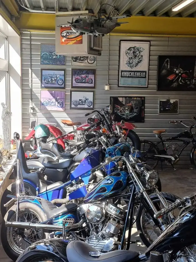 Showroom van Bart’s Bike Shop met choppers en posters aan de wand