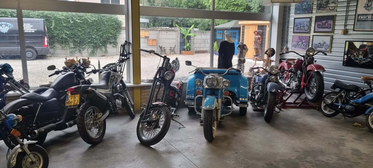 Rij klassieke motoren in de showroom van Bart’s Bike Shop