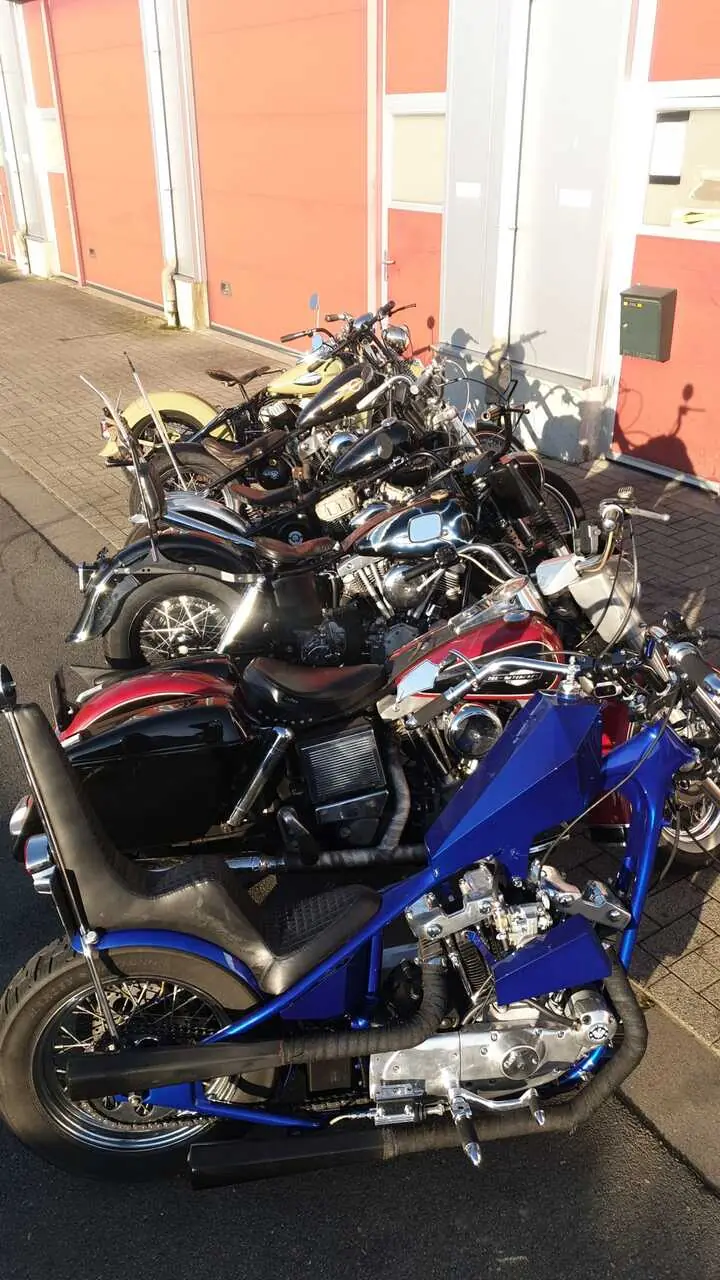 Motoren binnen in de werkplaats aan de Stationsweg