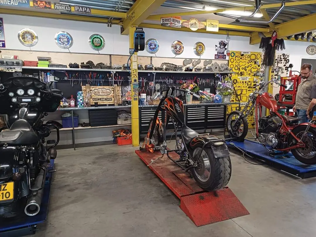 Motoren op de brug in de werkplaats van Bart’s Bike Shop